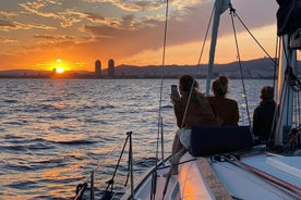 Croisière au coucher du soleil à Barcelone avec open bar de cava et champagne local