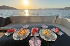 Tour privato al tramonto in yacht a motore di Bodrum con cena per 3 ore 