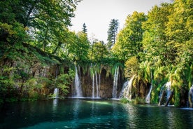 Plitvice Lakes 가이드 투어와 함께 자그레브로 스플리트 그룹 이동