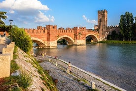 Verona: Welcome Private Tour w/ a Local