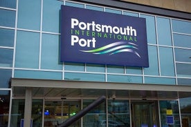 Traslado privado ida y vuelta desde el aeropuerto de Londres o LHR al puerto de cruceros de Portsmouth