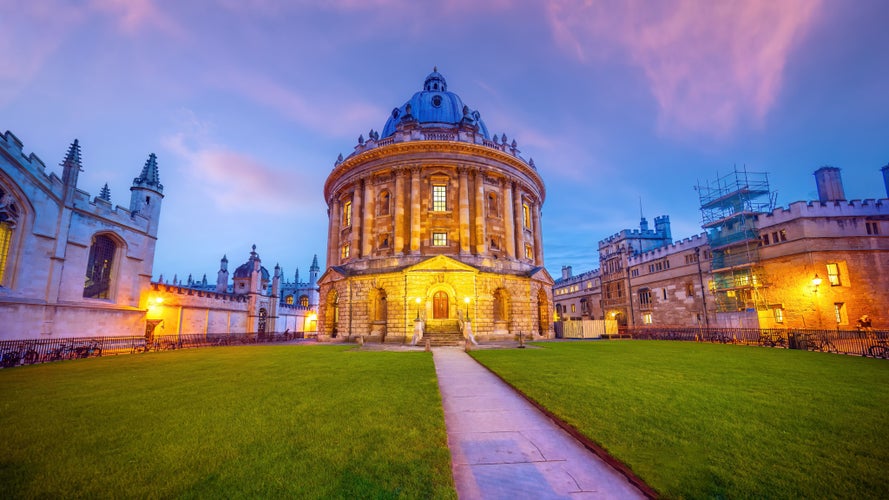 photo of view  of Old town of Oxford city, cityscape of England at sunset