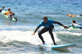 带照片的 Playa de Las Américas 团体冲浪课程