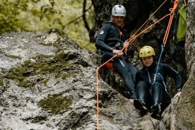 Família iniciante Canyoning em Sušec, Bovec