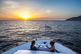 Santorini: crucero al atardecer en yate a motor con cena de 5 platos