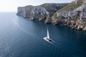 Gita in barca a vela e nuotata nella baia di Denia su un catamarano