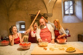 Clase de preparación de pasta para grupos pequeños Degustación de vinos en un castillo toscano