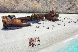 Zakynthos Puolen päivän kierros Shipwreck Beach Blue Caves pienellä veneellä