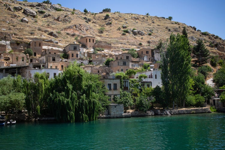 PHOTO OF VIEW OF Halfeti, the sunken village at Şanlıurfa, Turkey. Popular touristic attraction at Anatolia. Traditional village under the waters of Birecik Dam. Mosque minaret under the lake, Şanlıurfa, Turkey.