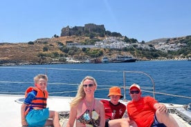 Tour giornaliero in catamarano Kiotari/Lindos con pranzo e bevande