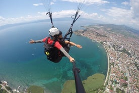 Parapente acima do Lago Ohrid, na Macedônia do Norte