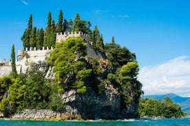 El lago de Garda por la tarde crucero turístico desde Sirmione.