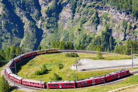 スイス アルプスを走るミラノ ベルニナ観光列車。小さな集団