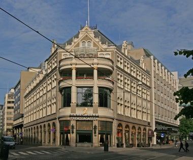 Hotel Continental, Oslo. Bygd 1900; arkitekt Ivar Cock. Nyere tilbygg i bakgrunnen oppført 1932;