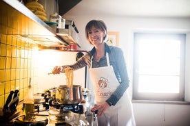 Recorrido por el mercado de alimentos y taller con una Cesarina en Lucca