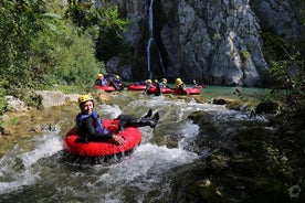 Tubería fluvial en el río Cetina desde Split o Zadvarje