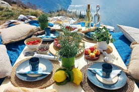 Picnic exclusivo en las estribaciones de los Alpes con vistas al lago