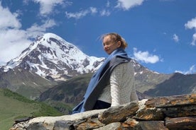 Excursión de un día a las montañas del lago Jinvali, Ananuri, Kazbegi, Arco de la amistad