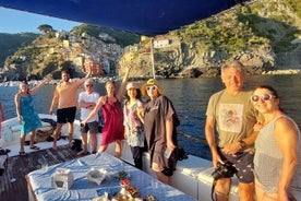 Excursão de barco ao pôr do sol em Cinque Terre com um gozzo tradicional da Ligúria de Monterosso