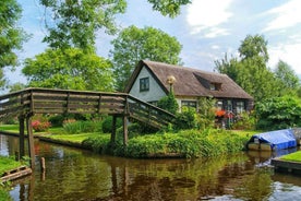 From Amsterdam: Giethoorn Sightseeing Tour and Canal Cruise