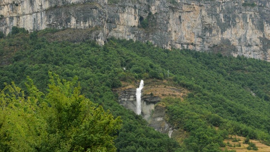 The waterfall (“Cascade de Chevaline”) at the entrance south of the Grotte de Choranche carries the water from the Choranche cave