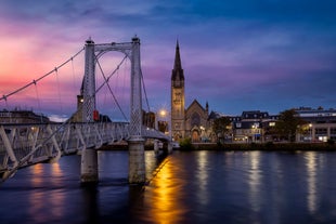 Photo of the harbor front of the city of Oban on the westcoast of Scotland.