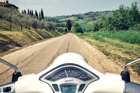 Tour vespa al atardecer en la Toscana