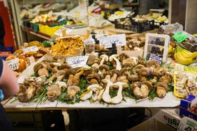 Visita al mercado de grupos pequeños y experiencia gastronómica en la casa de Cesarina en Trento