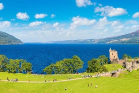 Excursión privada de un día al lago Ness en monovolumen de lujo desde Glasgow