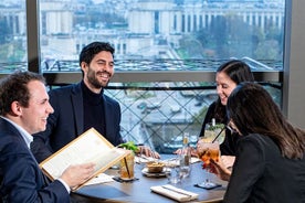 Tour door Parijs: lunch op de Eiffeltoren, boottocht en rondleiding door het Louvre