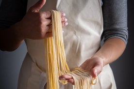 Clase y comida de pasta de cocina casera en el campo de Spoleto