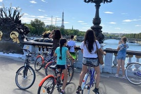 Bike Paris treasures with a live guide - Families & Friends 