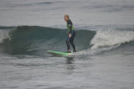 テネリフェ島のプラヤ デ ラス アメリカスでのグループ サーフィン レッスン