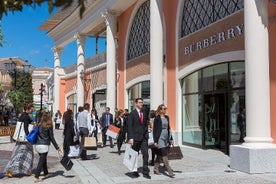 Excursión para grupos pequeños: Día de recorrido por las tiendas de descuento en el distrito de la moda Castel Romano