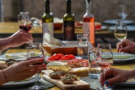 Degustación de vinos y comidas en la bodega tradicional.