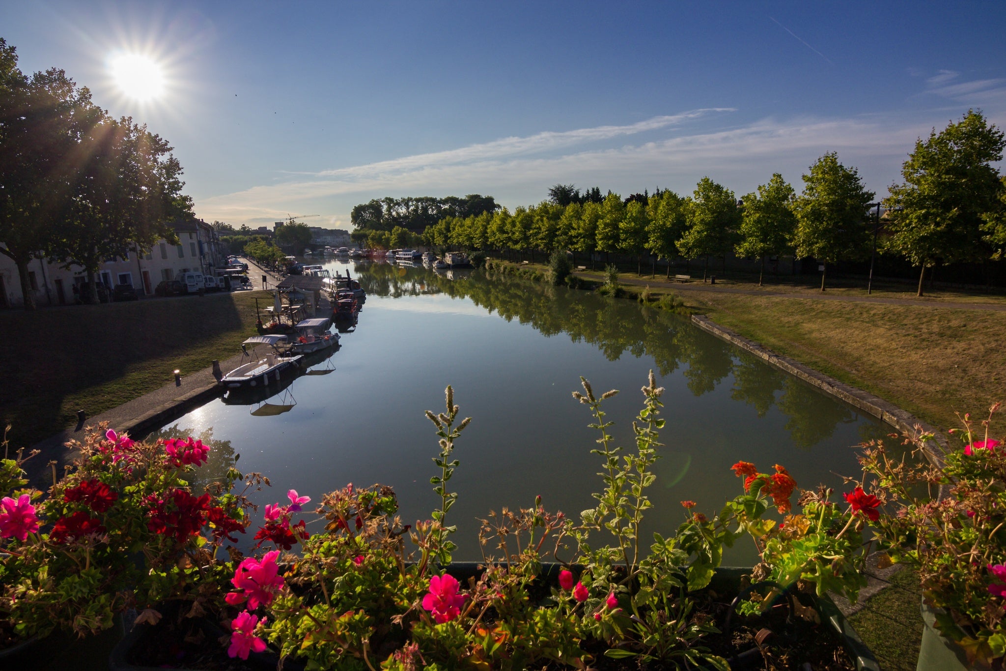 Town of Castelnaudary in Canal du Midi (France).jpg