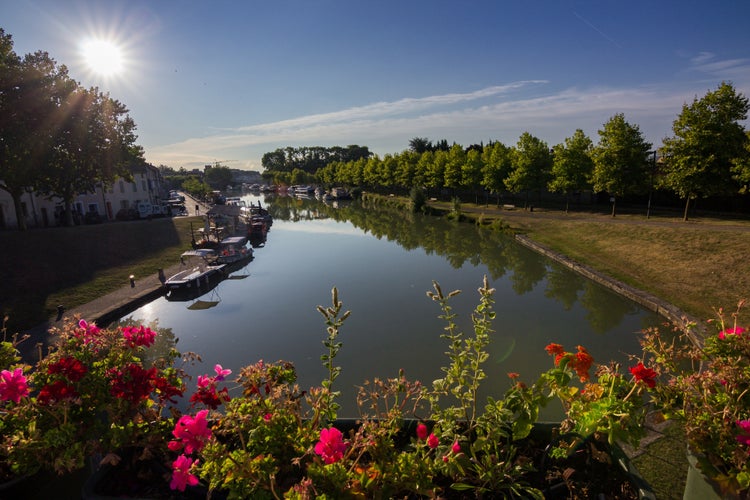 Town of Castelnaudary in Canal du Midi (France).jpg