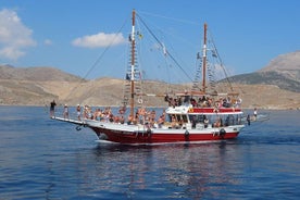 La croisière d'une journée sur l'île de Santa Maria en mer Égée