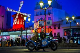 Tour vintage di Parigi di notte su un sidecar con champagne