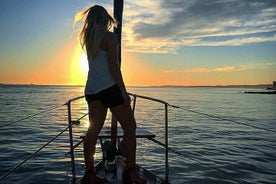 Excursión de 2 horas al atardecer en barco y con copa de vino en Lisboa