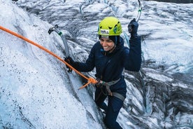 スカフタフェルでの氷河ハイキングと氷壁体験