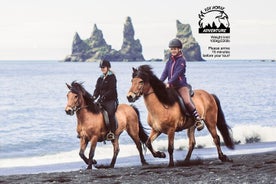 Excursão a cavalo na praia de areia preta saindo de Vik