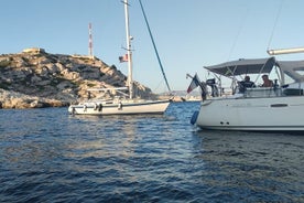 Sunrise-båtcruise til Calanques og cote bleu marine park