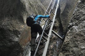 Excursión de un día en grupo pequeño a Epic 7 Ladders Canyon desde Brasov