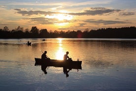 Kanotpaddling under midnattssolen