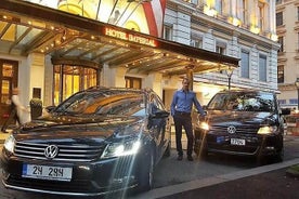 消毒済みの車でおとぎ話の町チェスキー クルムロフへのプライベート日帰り旅行