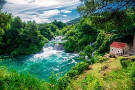 Excursão pelas cascatas de Krka e por Sibenik, incluindo degustação de vinhos, saindo de Split