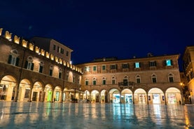 Tour nocturno a pie de 2 horas en Ascoli con digestif Anisetta