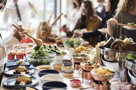 Experiencia culinaria de Petra Kouzina en una casa cueva tradicional