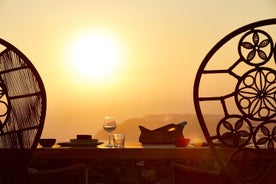 Cena romántica privada al atardecer con vistas a la caldera en Santorini